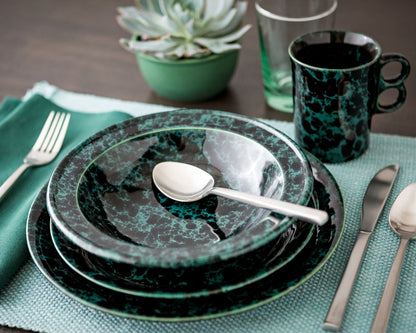 Classic Dinnerware 4-Piece Place Setting, Rimmed Bowl & Trigger Mug